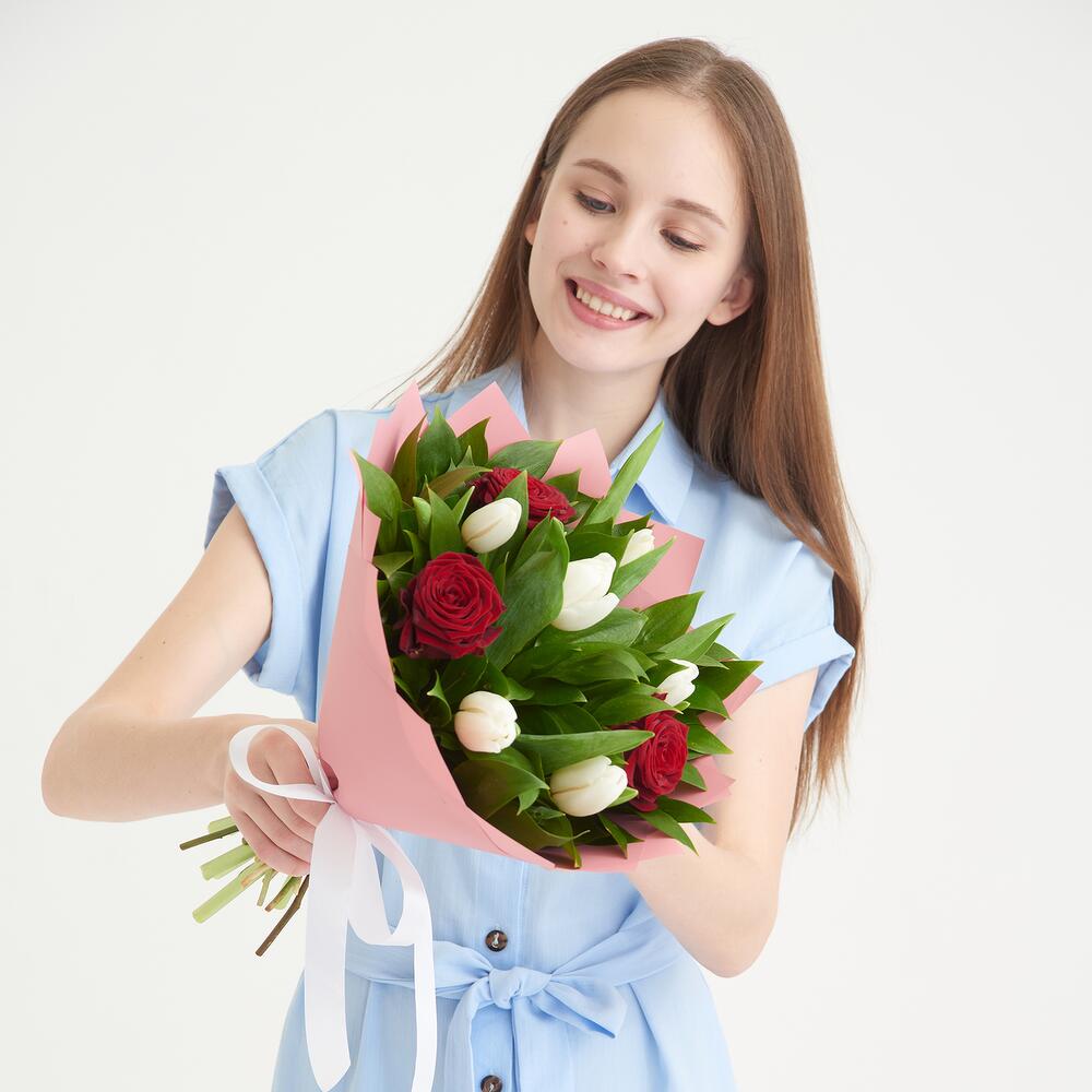 https://content2.flowwow-images.com/data/flowers/1000x1000/50/1645791554_59162650.jpg