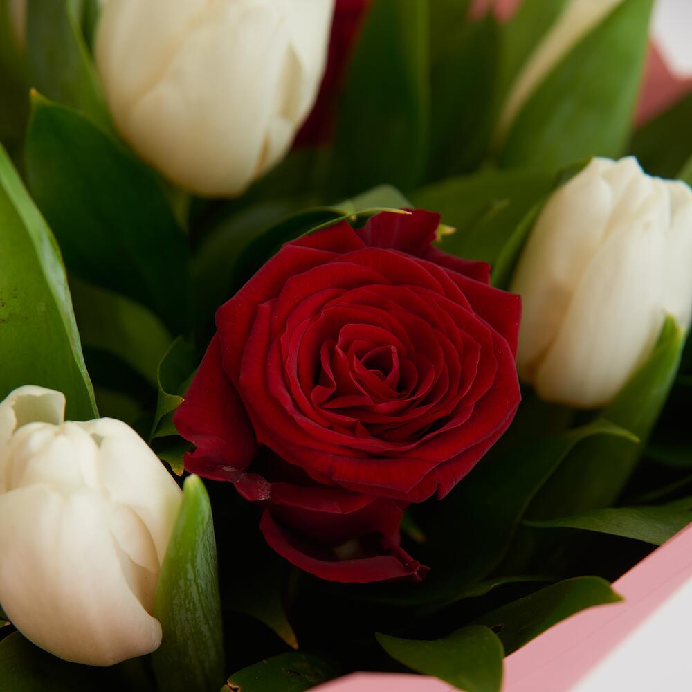 https://content2.flowwow-images.com/data/flowers/1000x1000/87/1645791555_30106887.jpg